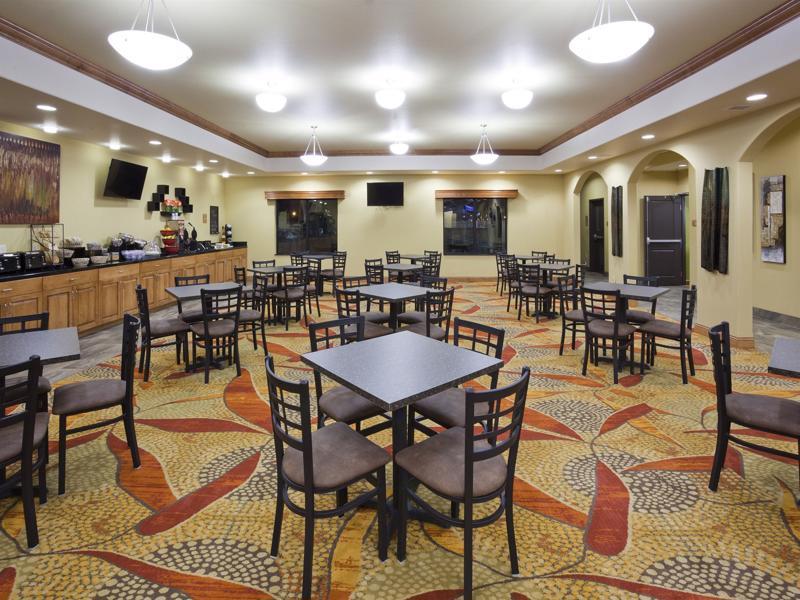 Grand Forks Lodge And Suites Exterior photo